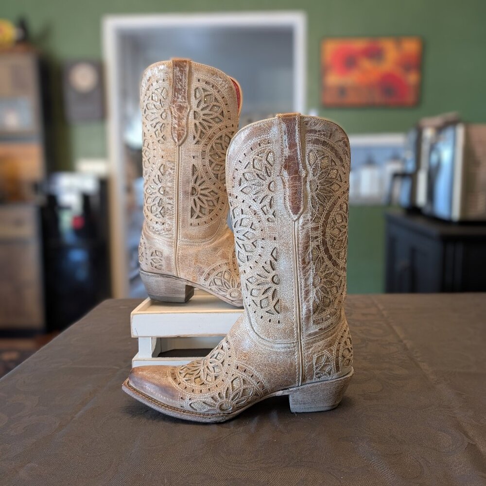 Ferrini Mandala Shabby Chic Snip Toe Boot Size 8.5 NEW!